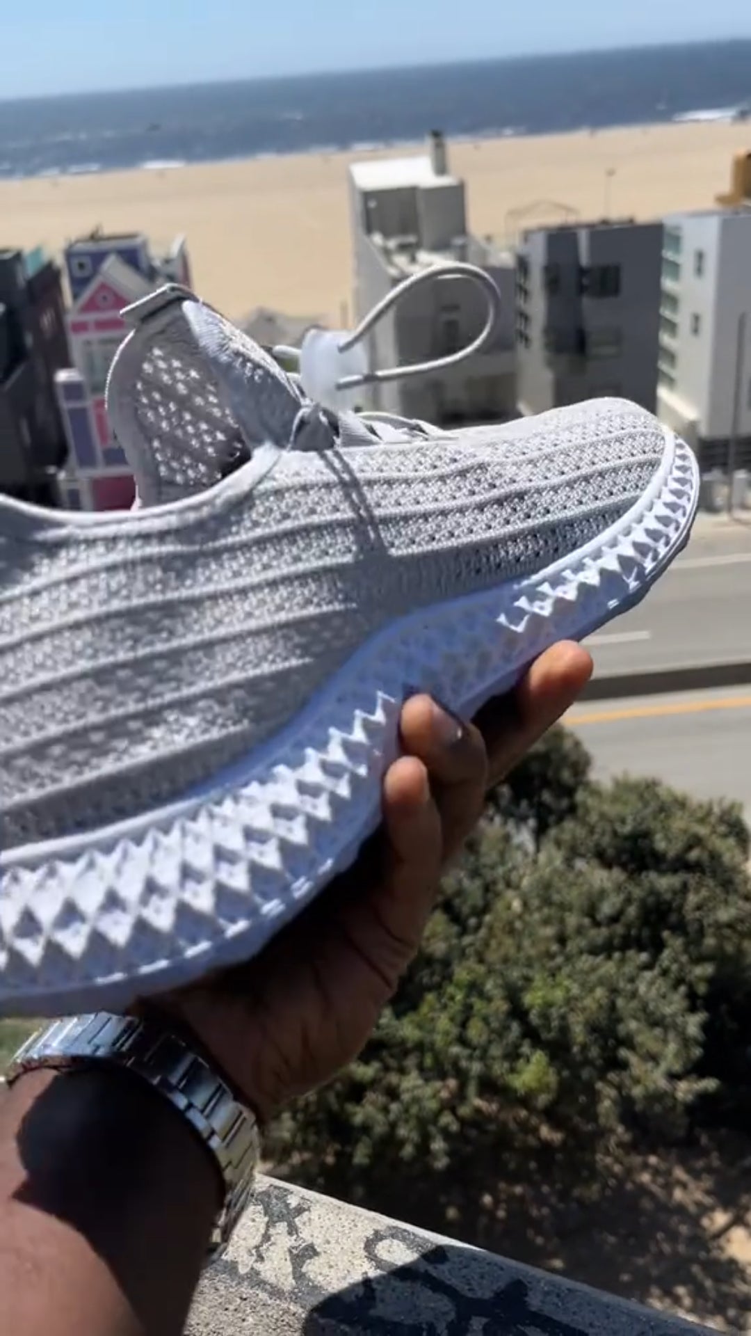 Breathable mesh athletic shoes