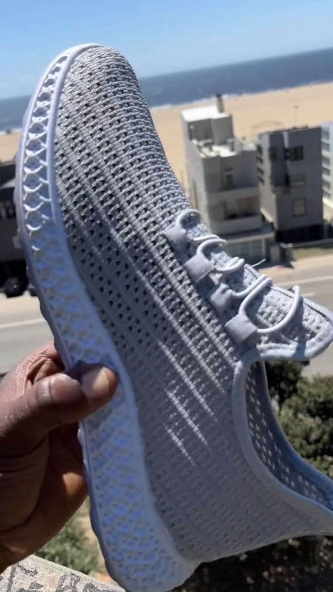 Breathable mesh athletic shoes